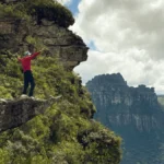 Homem tira foto na Fenda da Prefeitura, Vale do Pati Trekking