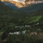 Foto aérea de Casa dos Nativos no Vale do Pati, Chapada Diamantina.