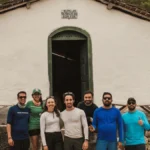 Pessoas posam para foto em frenten a Igrejinha, Vale do Pati