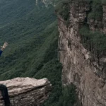 Turista comemora chegada em Mirante no Cachoeirão por Cima, Chapada Diamantina