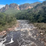 Trecho do rio Pati, após o encontro dos rios Lapinha e Funis. Vista para o Cânion do Cachoeirão adiante.