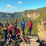 Grupo tira foto no Cachoeirão por Cima, em trilha no Vale do Pati, Parque Nacional da Chapada Diamantina
