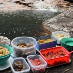 Alimentação de lanches no Vale do Pati, ao fundo poço para banho no rio Funis