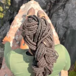 Mulher sentada em pedra no Mirante do Cachoeirão por Cima, no trekking do Vale do Pati