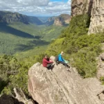 Homens posam para foto em Mirante na Chapada Diamantina Vale do Pati