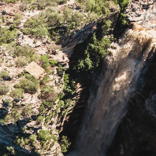 Vista aérea da Cachoeira do Buracão, com queda d'água imponente no Cânion do rio Una, Trekking na Chapada Diamantina.