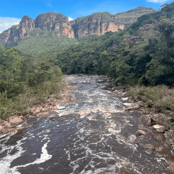 Trecho do rio Pati, após o encontro dos rios Lapinha e Funis. Vista para o Cânion do Cachoeirão adiante.