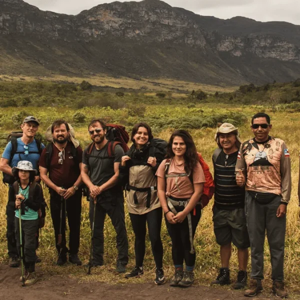 Crianças em grupo para iniciar a trilha do Vale do Pati em Guiné, pelo Aleixo, no Parque Nacional da Chapada Diamantina.