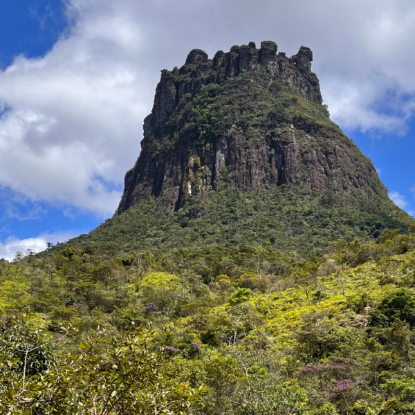 Imponente formação rochosa do Morro do Castelo durante trilha na Chapada Diamantina