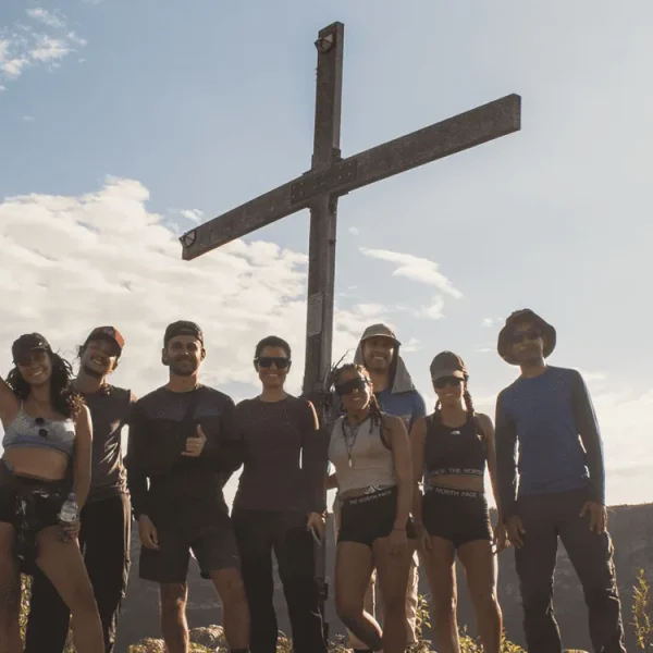 Grupo de trilheiros no Morro do Cruzeiro, no Parque Nacional da Chapada Diamantina.