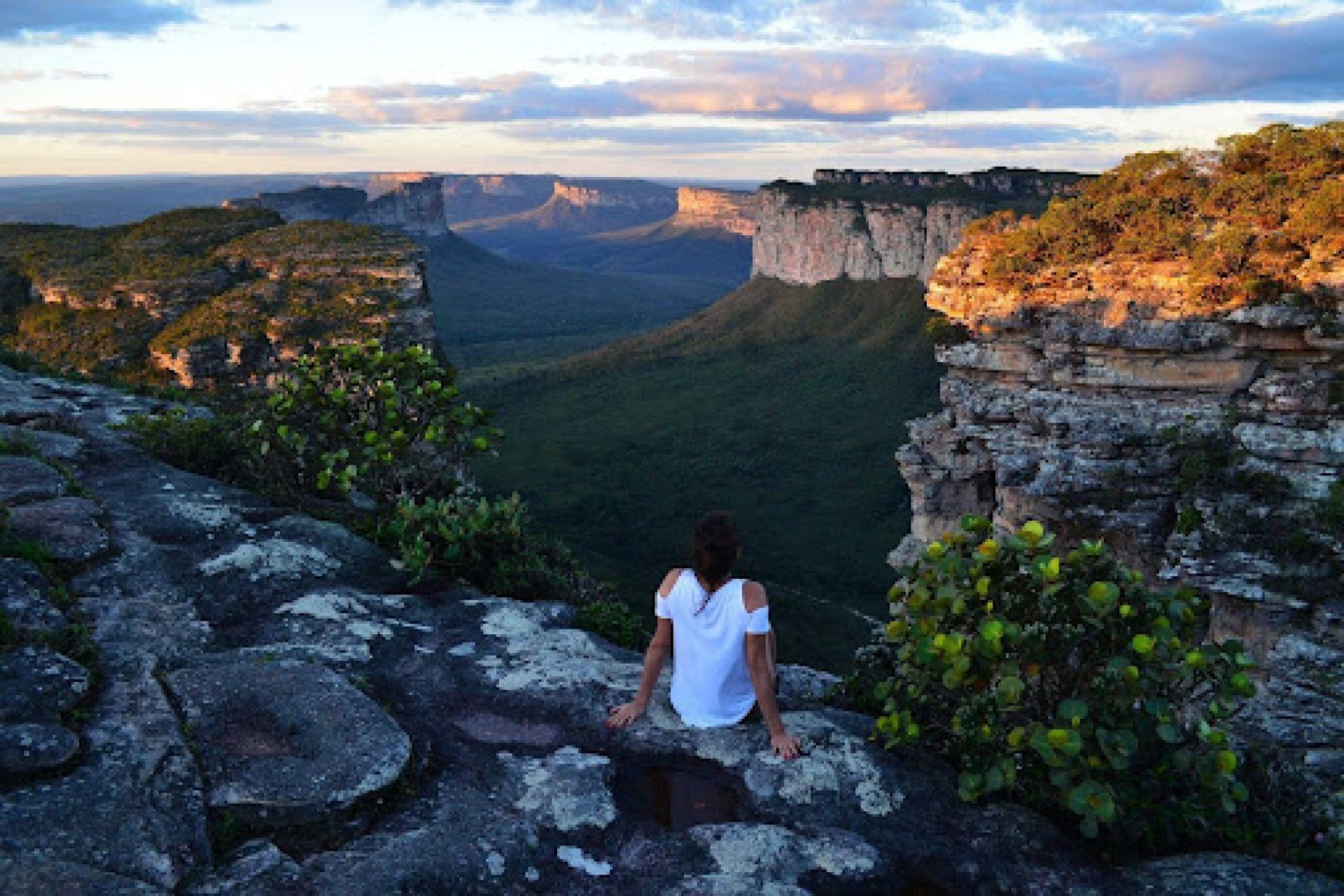o-que-fazer-na-Chapada-Diamantina Mulher sentada em rocha observando a paisagem da chapada diamantina