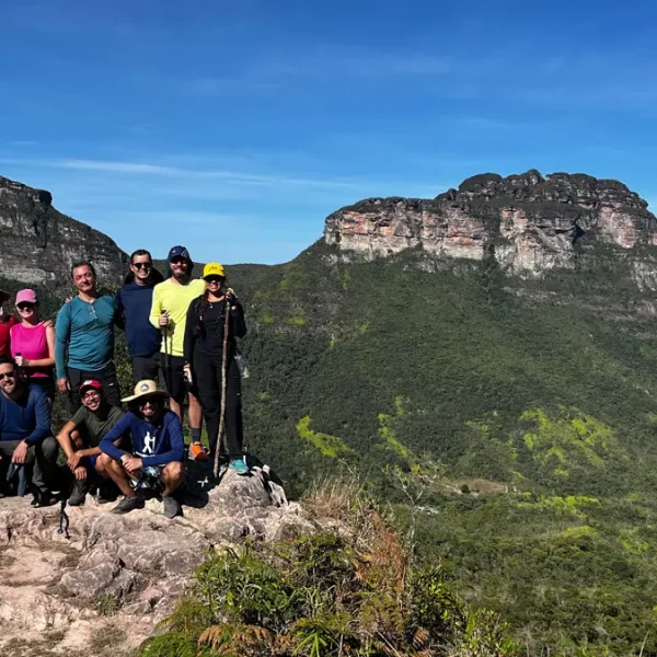 Grupo de trilha no Vale do Pati, ao fundo os Morros Branco e do Castelo.