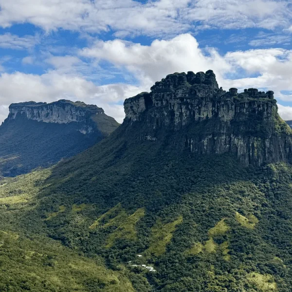 Vista para o Morro da Lapinha no trekking de 3 dias e 2 noites do Vale do Pati, vegetação e céu azul ao fundo.