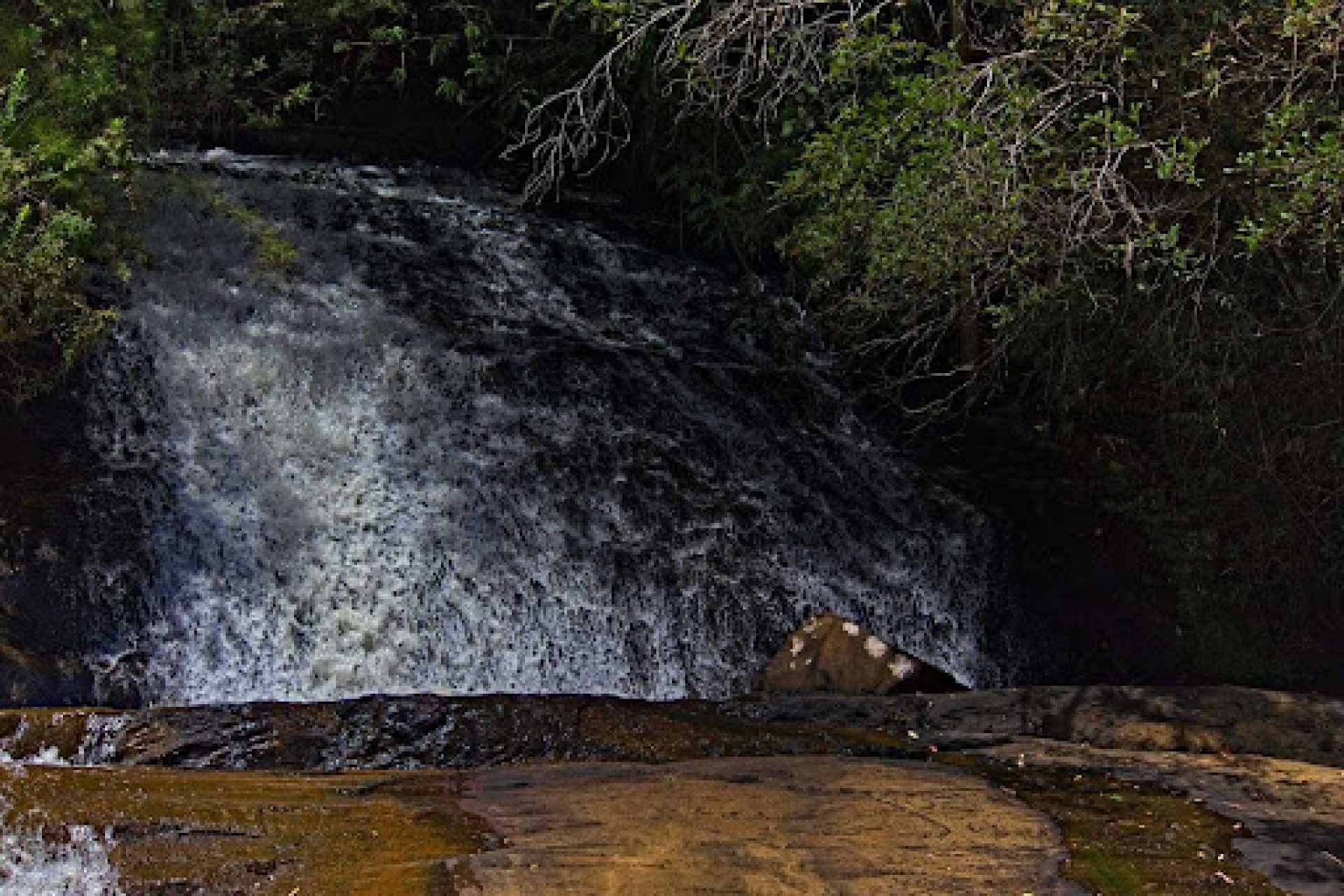 trilhas-na-Bahia Imagem de uma cachoeira em uma trilha da Bahia