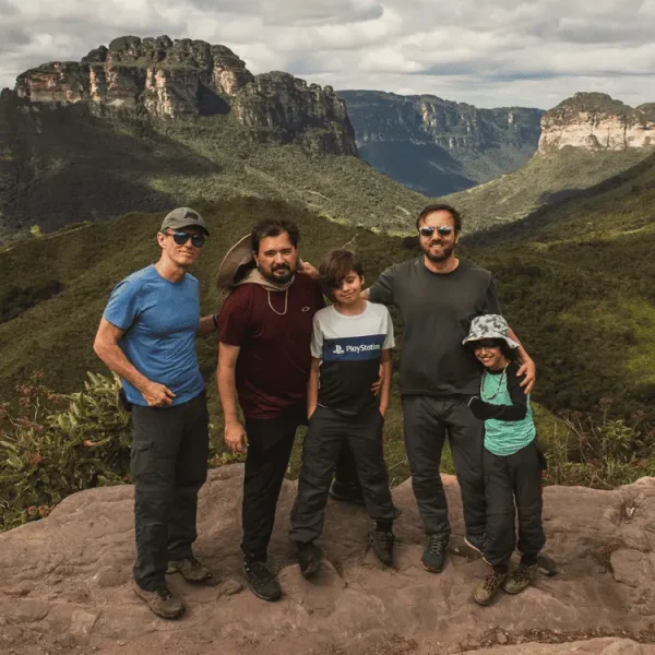 Família com crianças sorridentes em mirante durante trekking no Vale do Pati na Chapada Diamantina