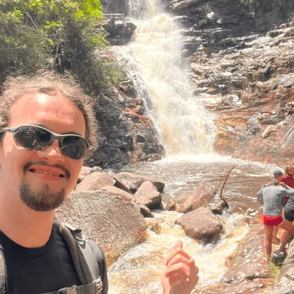 Guia fotografa selfie na Cachoeira do Funis, Turistas e Cachoeiras o fundo.